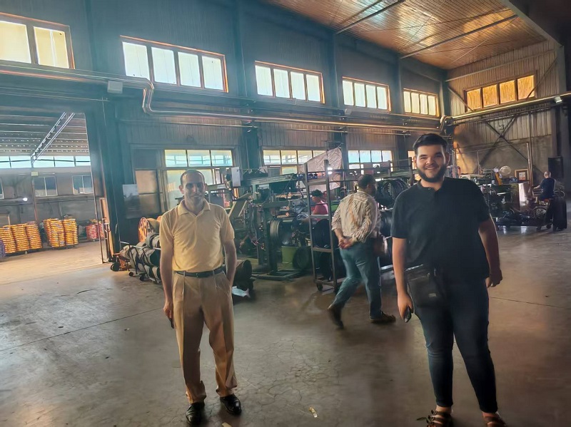 Motociklų padangos ir kameros sulaukia Egipto klientų pripažinimo per apsilankymą gamykloje